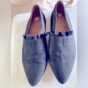 Kenneth Cole black/tan leather pointed toe sneakers, size 7.5